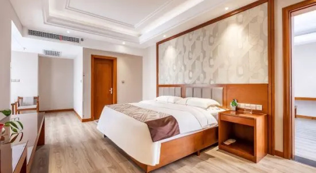 Четырёхместный люкс Executive New Century Hotel