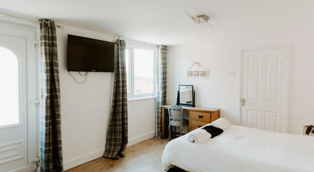 UPSIDE DOWN HOUSE - Sleeps up to 6 Guests - Near Sherwood Forest at Fairview Farm in Nottingham set in 88 acres, Reserva ahora Agroturismo Ravenshead Reino Unido
