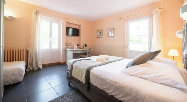Двухместный номер Standard с балконом Logis Hôtels - Hôtel Restaurant Domaine Les Falaises