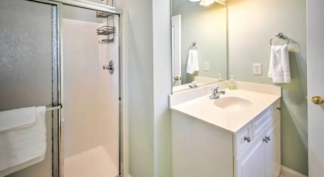 Коттедж с 4 комнатами 1 Mi to Beach + Hot Tub: Murrells Inlet Retreat!