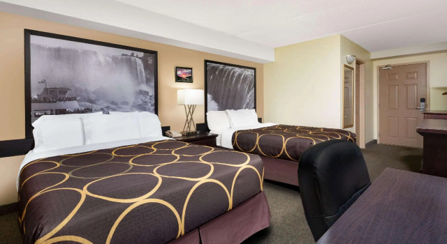 Четырёхместный номер Standard Super 8 by Wyndham Niagara Falls by the Falls