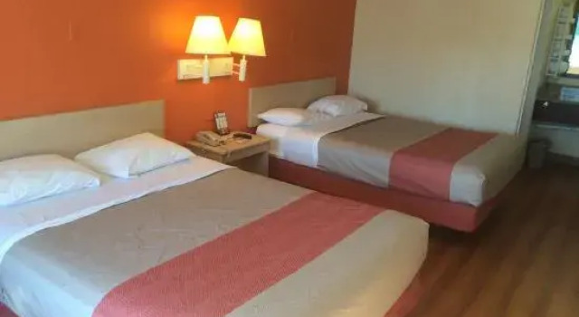 Четырёхместный люкс Motel 6 Carlsbad, CA - North Near Legoland