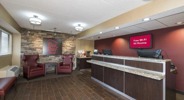 Red Roof Inn Toledo Maumee, Book Hotel Hoteller i Maumee med parkering, Parkering