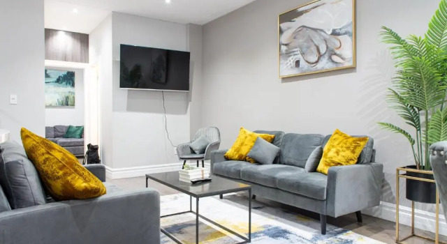 Коттедж Cheerful 5-bedroom home in Downtown with HOTTUB
