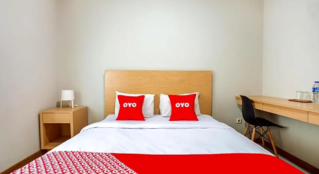 Номер Deluxe OYO 3819 Hotel Winotosastro