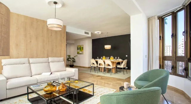 Апартаменты с 4 комнатами с балконом Luxury Apartment in City Center. Puerta Real II