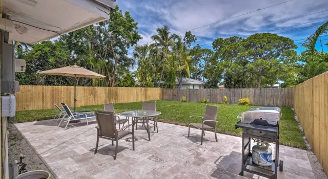 Коттедж Tasteful Home w/ Patio + Grill < 2 Mi to Beach!