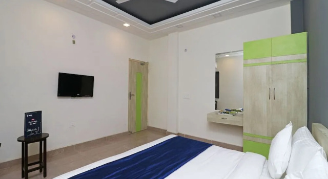 OYO 10668 Hotel Viditva 3, Забронировать Отель Нойда штат Уттар-Прадеш
