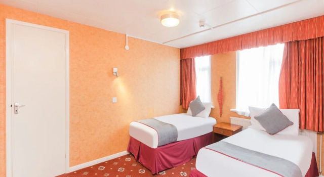 Четырёхместный номер Standard с красивым видом из окна OYO Stade Court Hotel