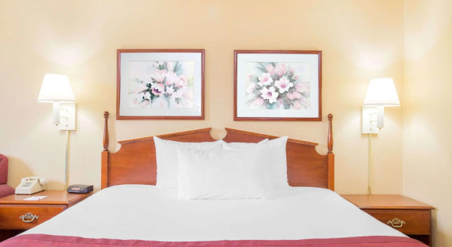 Четырёхместный номер Standard Ramada by Wyndham Angola/Fremont Area