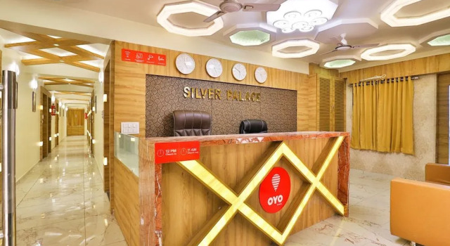 OYO 19501 Hotel Silver Palace, Prenota Hotel Bātwa Gujarat