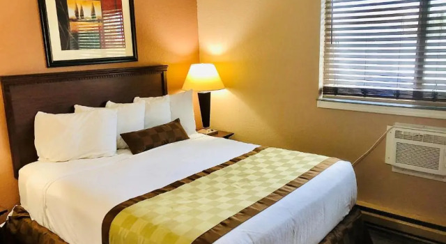 Четырёхместный номер Standard Ramada by Wyndham Spokane Valley
