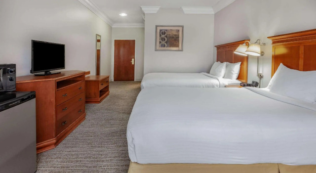 Четырёхместный номер Standard Days Inn by Wyndham Altavista