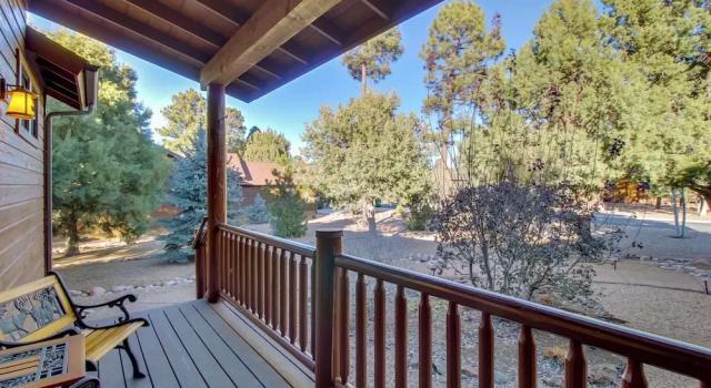 Коттедж On-Site Trails and Deck Show Low Cabin!