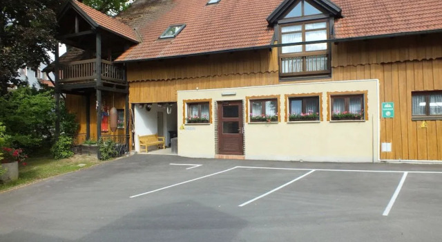 Appartements & Reitschule Fuchsenhof, Varaa Huoneisto Hotellit Baijeri pysäköinnillä, Pysäköinti