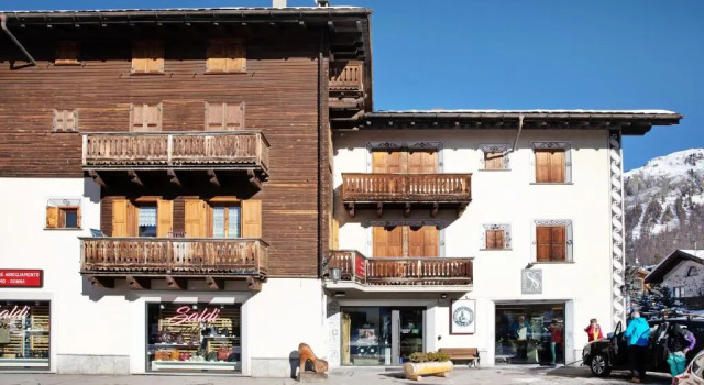 Chalet Meridiana Appartamento 7, Buchen Sie Chalet Hotels in Livigno mit Parkplatz, Parkplätze