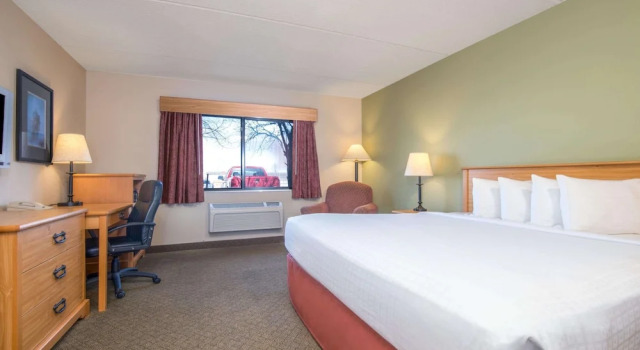 Двухместный номер Standard с балконом AmericInn by Wyndham Pampa Event Center