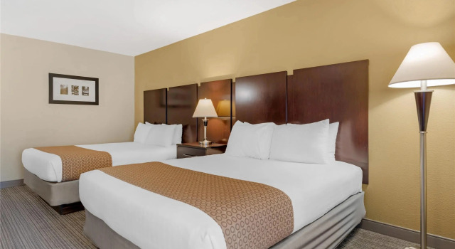 Четырёхместный номер Standard с балконом и с видом на поле для гольфа Best Western Plus Plaza by the Green