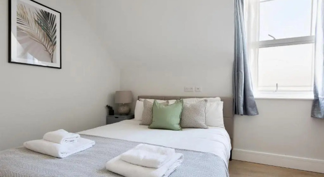 Elegant 2 Bed Flat with Balcony in Finchley