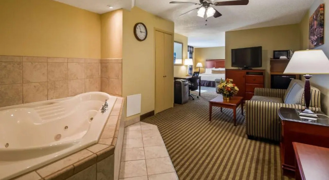 Люкс с видом на бассейн Best Western Plus Bridgeport Inn