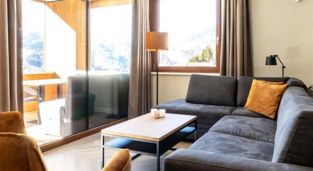 Luxury apartment with sauna, Zamang lift at 600 m.