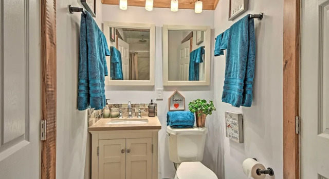 Коттедж 3 Mi to Downtown: Renovated Highlands Cottage