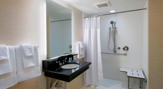 Четырёхместный номер Standard с видом на внутренний двор Fairfield Inn & Suites by Marriott Paramus