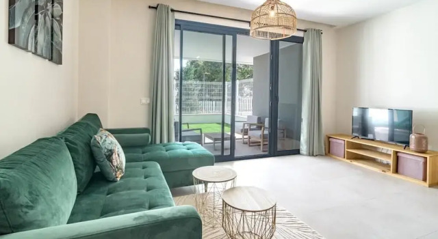 Lme2ba- Cozy Ground Floor Flat in Luxury Resort, Забронировать Курортный отель Отели Эстепона 3 звезды, рядом с Пляж Кристо, 3*