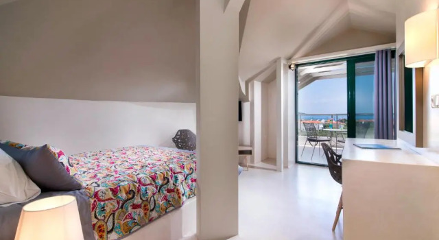 Полулюкс Ocean Beach Hotel