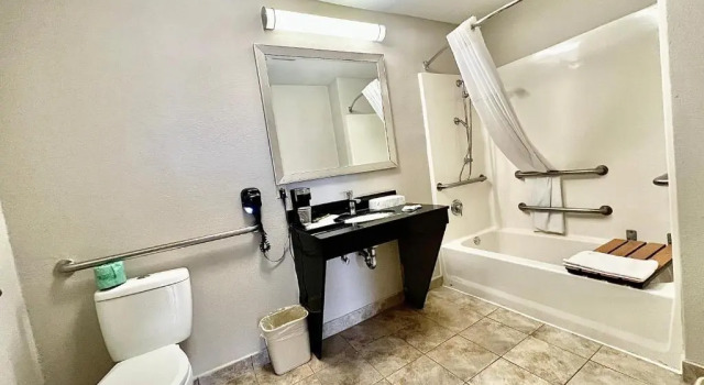 Двухместный номер Standard Days Inn & Suites by Wyndham Arlington Near Six Flags