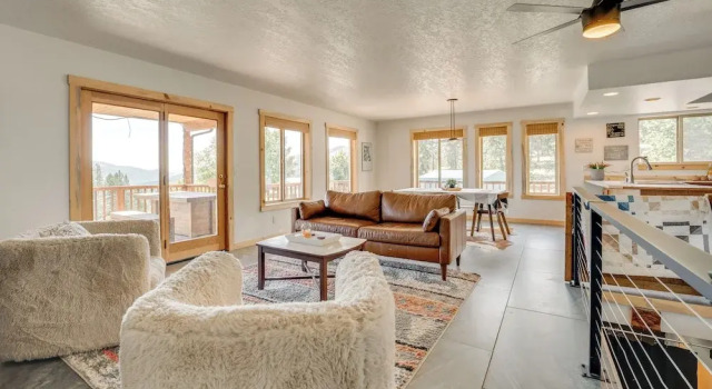 Коттедж Mtn-view Getaway w/ Spacious Deck in Republic!