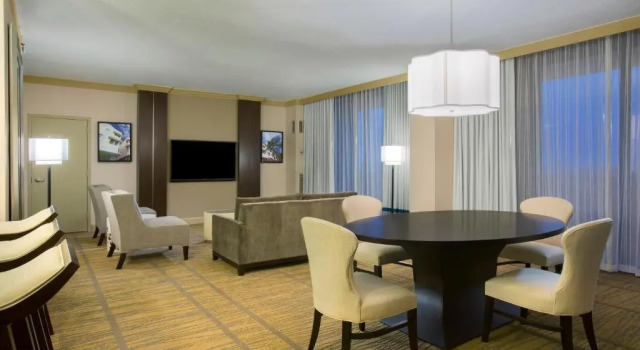Номер Parlor DoubleTree by Hilton Hotel Miami Airport & Convention Center