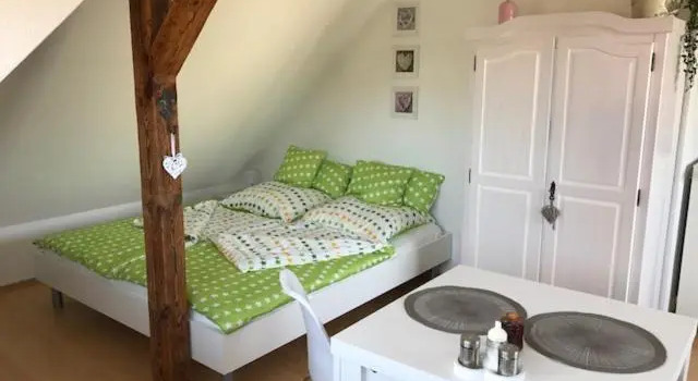 Liebevoll eingerichtete Ferienwohnung im DG, Book Hotel Zwenkau Leipzig