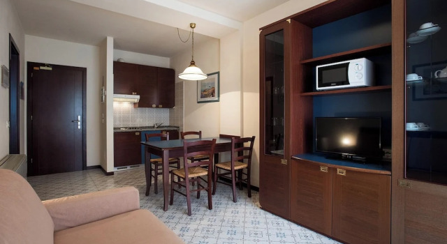 Апартаменты с 2 комнатами с балконом и с частичным видом на море Aparthotel Holiday