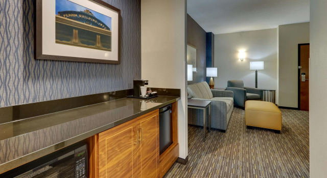 Четырёхместный люкс с 2 комнатами Drury Inn & Suites Lafayette IN