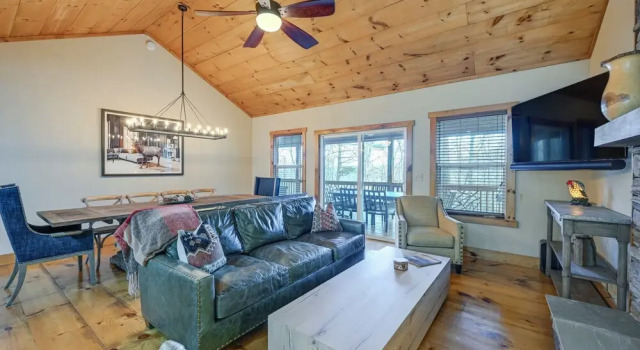 Коттедж Sapphire Valley Resort Cabin w/ Fireplaces + Grill