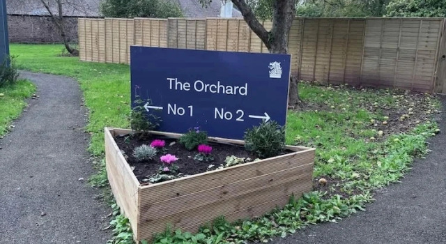 Коттедж Glamping Pod With Hot Tub in Orchard