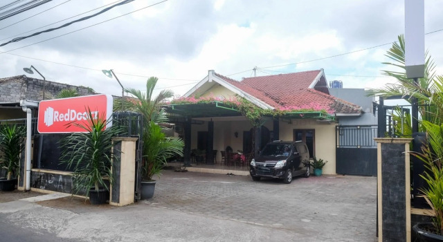 RedDoorz near Candi Ratu Boko 2, Book Hotel Kalasan Yogyakarta Province