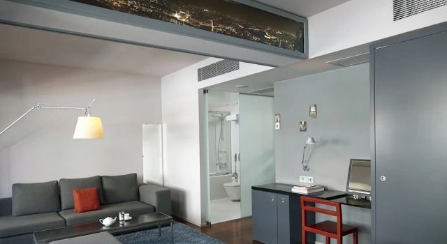 Полулюкс с балконом Periscope, a Member of Design Hotels