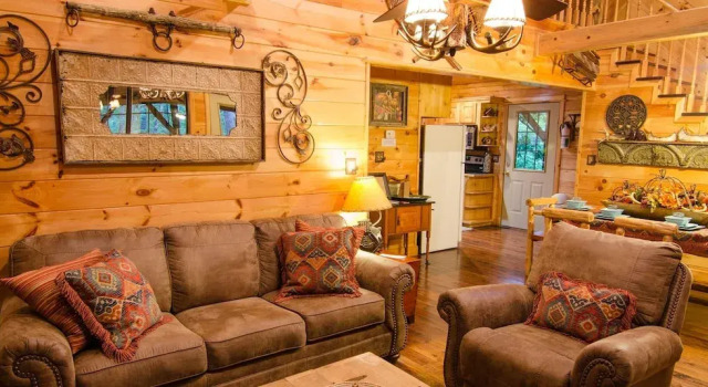 Breathless Cabin Includes Free Wifi, Parking Onsite, Private Hot Tub, and BBQ by Redawning, Book Hotel Hoteller i Hochatown med parkering, Parkering
