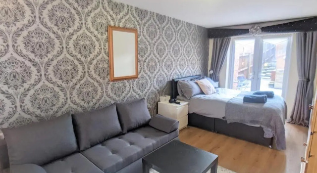 Guest Rooms Near City Centre & Anfield, 4 Rooms & 3 Baths