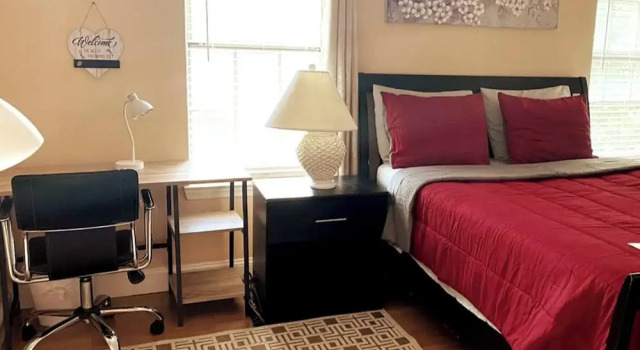 Room in House - Modern Executive Master Bedroom, Buchen Sie Hotel Hybla Valley USA