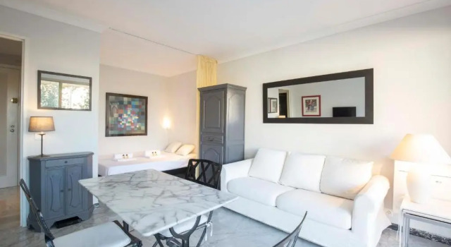 Апартаменты Bnb Renting Chez J-P - 100m Beach 2-4pers Terrace Sea View Pool Garage