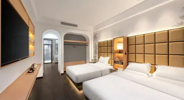 Двухместный семейный люкс Xipan Niaoyu Huaxiang Courtyard (Dehong Mangshi Daizu Guzhen)