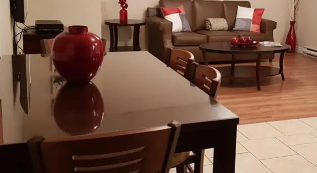 1-Bedroom Apartment Sweet #7 by Amazing Property Rentals, Rezerwuj Apartament Hotele w Outaouais z parkingiem, Parking