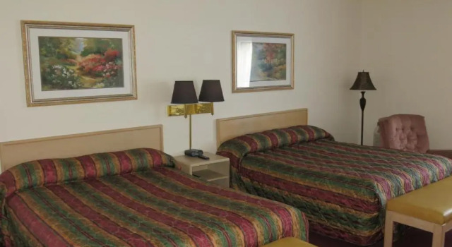 Четырёхместный номер Standard Edgewater Inn and Suites, an Ascend Collection Hotel