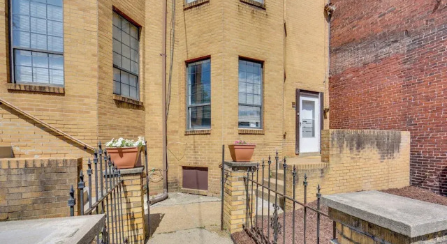 2 Mi to Dtwn Pittsburgh: Family-friendly Townhome!, Забронировать Апартаменты/квартира Отели Питтсбурга с парковкой, рядом с UPMC Matilda H. Theiss Health Center, Парковка