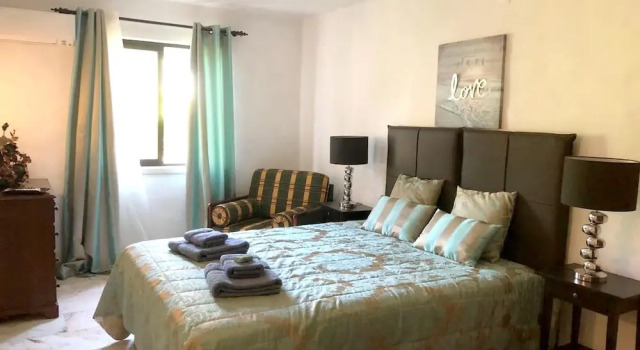 House With 2 Bedrooms in Carvoeiro, With Wonderful sea View, Shared Pool, Furnished Garden, Rezerwuj Hotel Hotele w Algarve z parkingiem, Parking