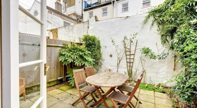 Serene Holiday Home in Hove With Garden, Забронировать Отель Хов 