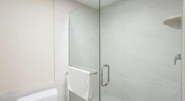 Четырёхместный номер Standard Ramada by Wyndham Culver City